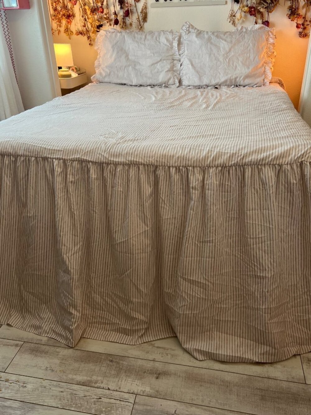 Striped Ruffled Bedding with Floorlength Skirt Triangle Home Fashion Size Queen
